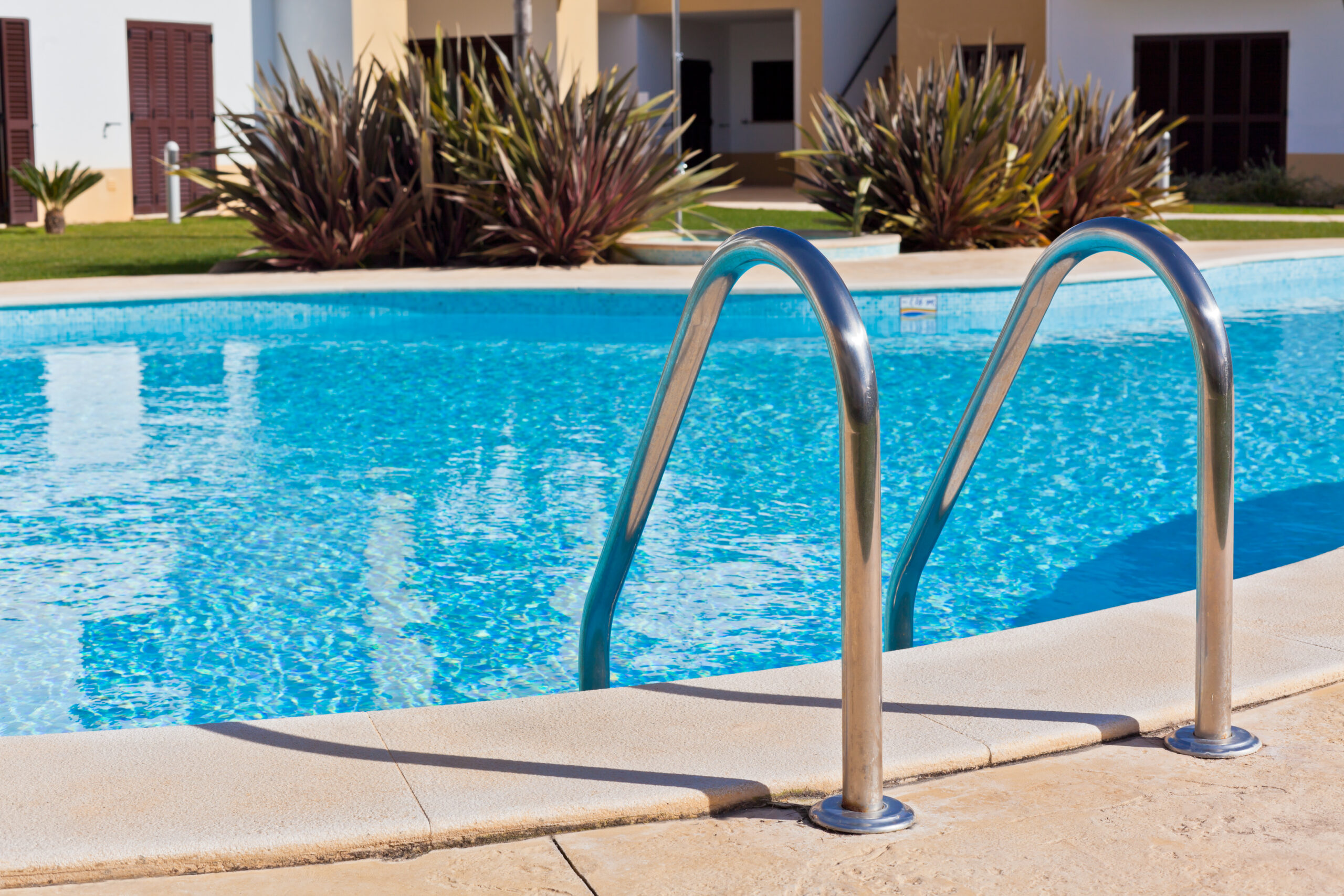 oeste-outdoor-swimming-pool-ladder